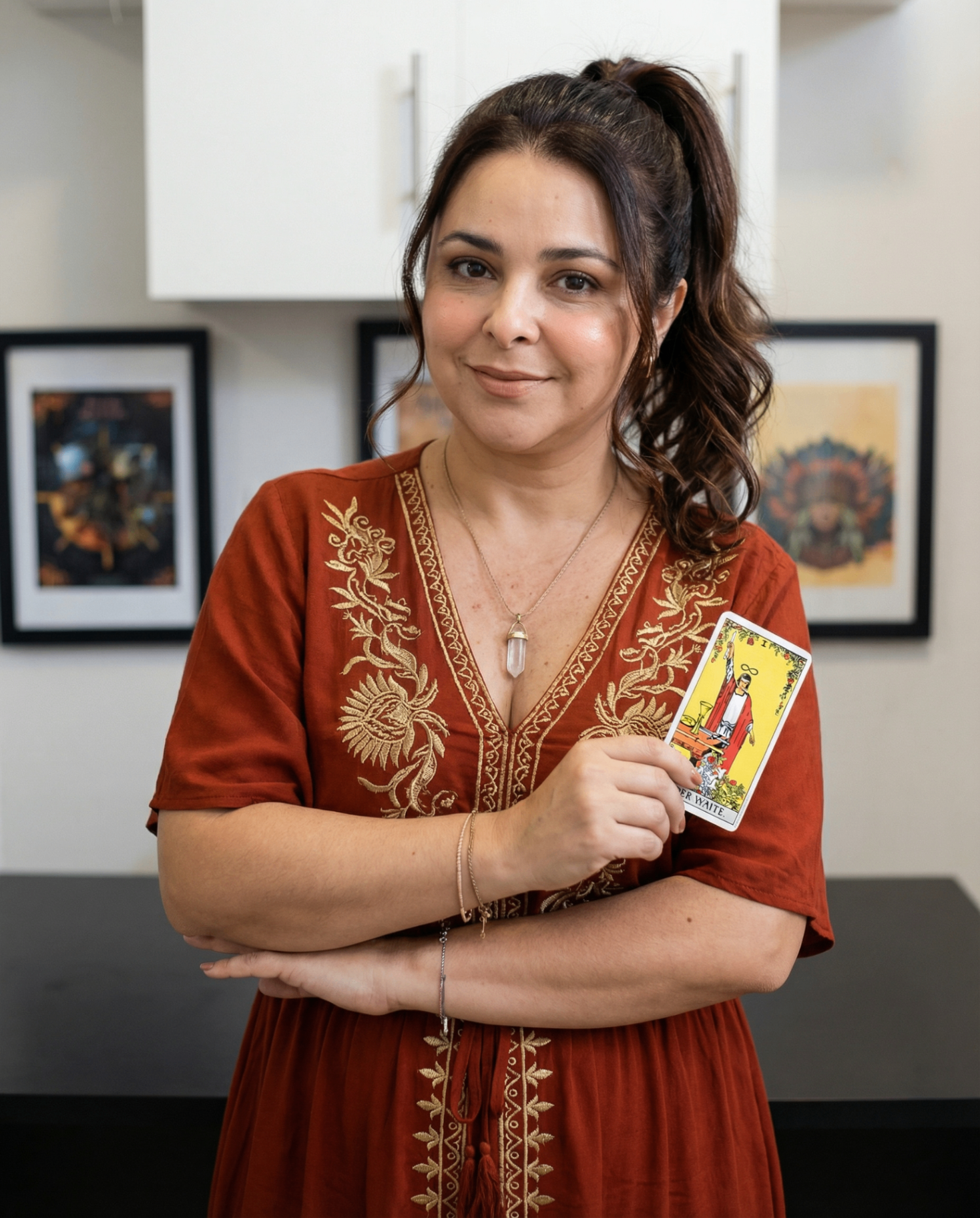 Cris Joaquim segurando uma carta de tarot
